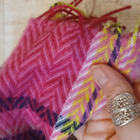 NWT D&Y Softer Than Cashmere Stunning Scarf - Picture 6 of 6